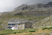 Uprostřed národního parku Ordesa y Monte Perdido stojí velká turistická chata Refugio de Goriz. Máte-li stan, nemusíte se ubytovávat na chatě, ale svůj příbytek můžete na noc postavit ve vymezené vzdálenosti od chaty. Jinak se v národním parku stanovat nesmí.