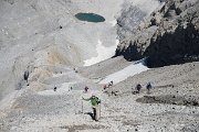 Vrcholový výšvih od jezírka Lago Helado vede kamenitou sutí.