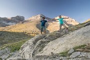 Zpět na úpatí tří obrů: (zleva) Pico Cilindro, Monte Perdido a Pico de Anisclo.