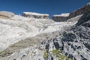 Předposlední den našeho pochodu přecházíme obří vápencové plató mezi kaňonem Ordesa a hlavním hřebenem Pyrenejí až tam, kde je v neprostupné skále vykousnutý zub - známé to sedlo Brèche de Roland.