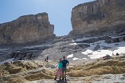 Zato z francouzské strany se to turisty jen hemží. K sedlu se váže legenda o franckém hrdinovi Rollandovi, který po porážce v bitvě u Roncesvalles zahodil svůj meč Durendal tak mocně, že prolomil horský hřeben mezi Francii a Španělskem.