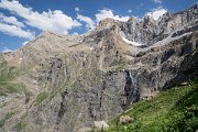 Dno údolí se nachází v nadmořské výšce okolo patnácti set metrů a skalní stěny, které je obklopují, dosahují výšky až 3248 m n. m. (Pic du Marboré).