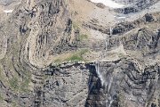 Dostáváme se na hranu obřího ledovcového údolí (karu) zvaného Cirque de Gavarnie, který má obvod téměř šest kilometrů a proslavil jej Victor Hugo ve své básni jako „přírodní Koloseum“.