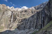 Grande Cascade není jediný vodopád v tomto úchvatném přírodním představení. Skalní stěny karu Cirque de Gavarnie krášlí hned několik vodopádů dosahující stometrových výšek.